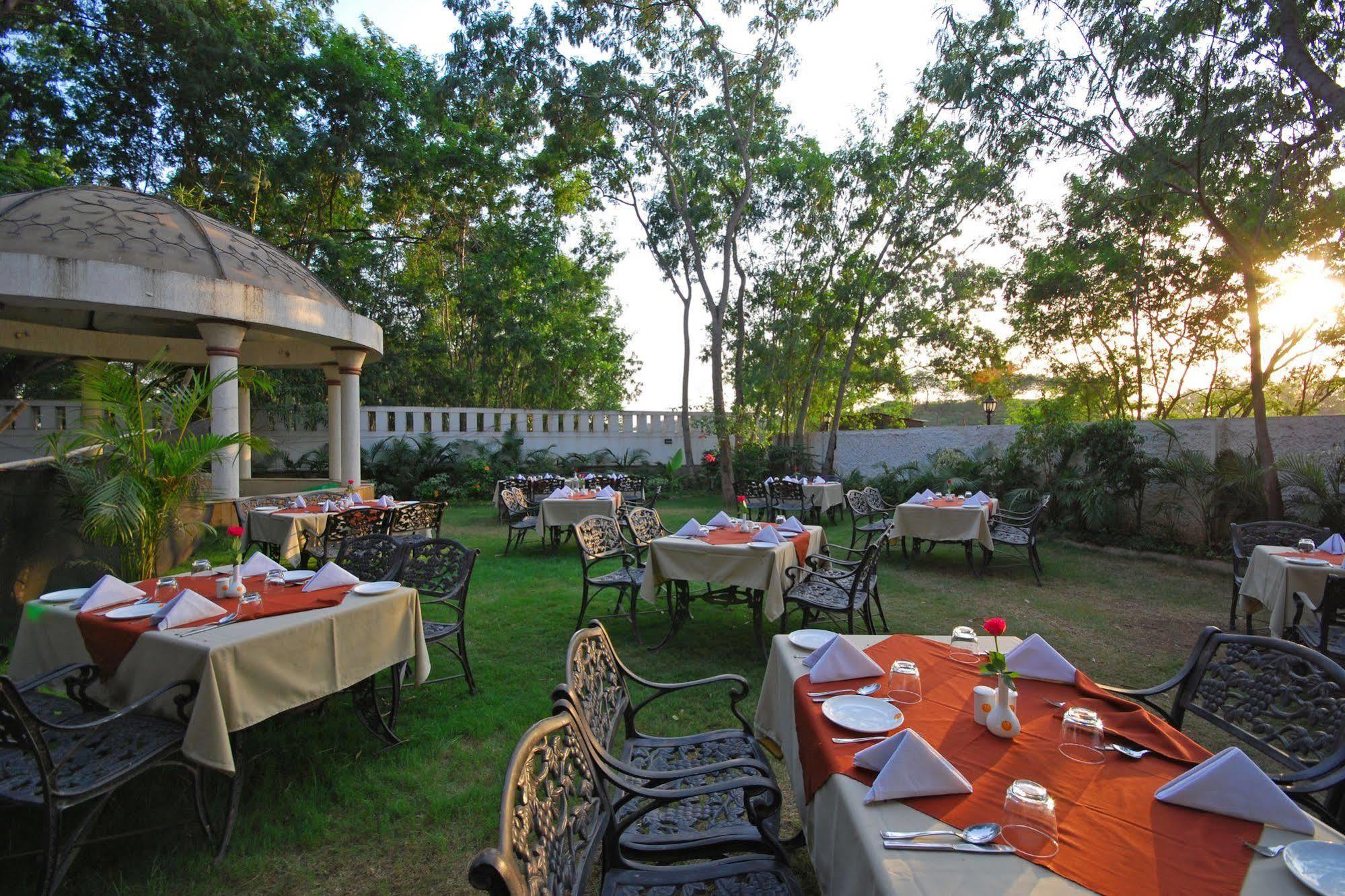 Hotel Phoenix Koregaon Park Pune Exterior foto